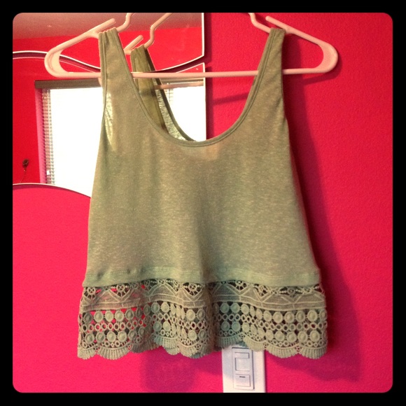 T-shirt with ontot cage design.