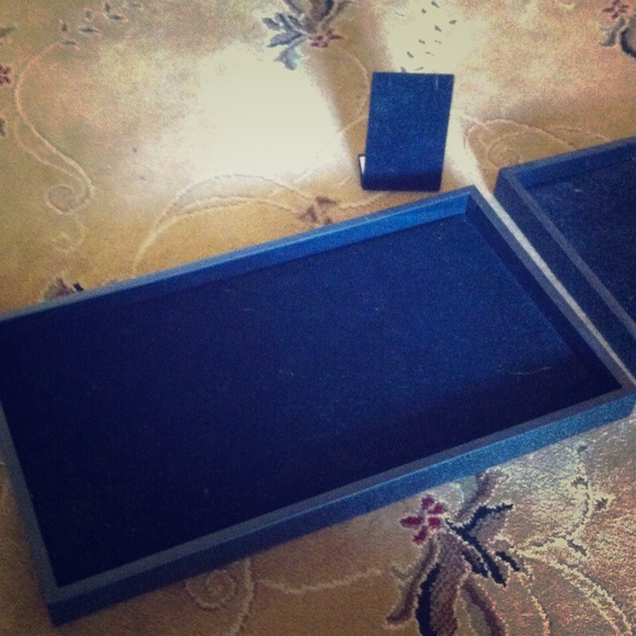 Jewelry display trays and necklace display