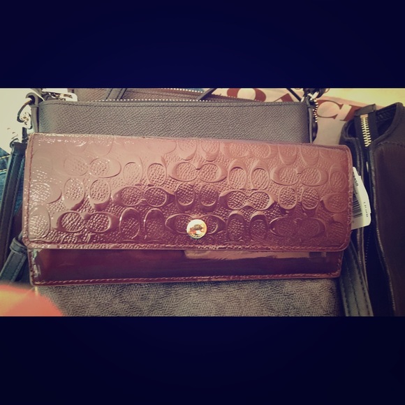 ✨COACH✨ BURGUNDY embossed liquid