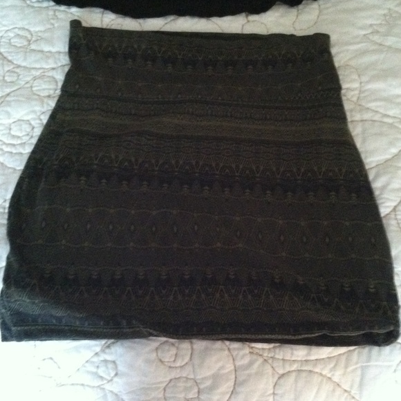 Nordstroms hunter green tribal skirt - Picture 2 of 3