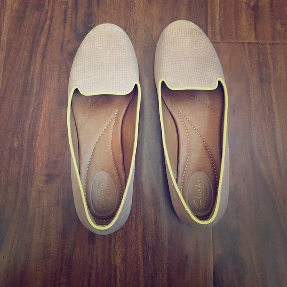 Clarks Slip-on Tan Suede Flats (8.5)
