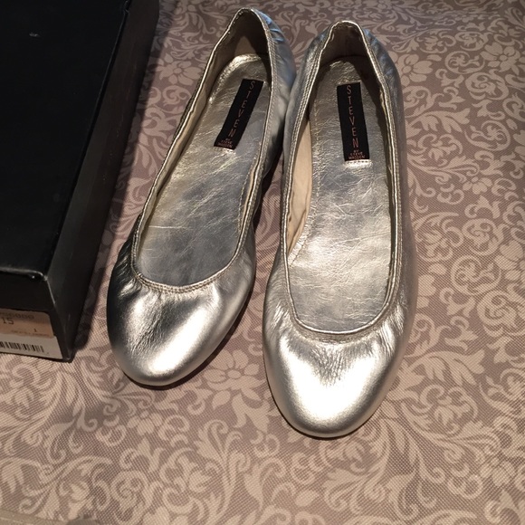 Steve Madden silver leather flats