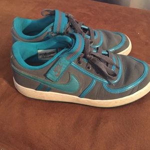 Nike women's size 9 low top tennis shoes