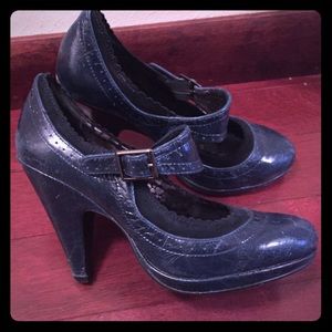 Not ratted navy pumps