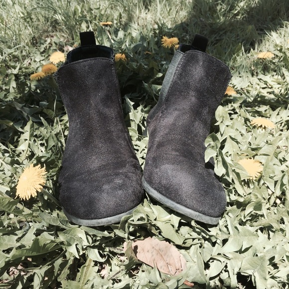 ❗️SOLD❗️Vegan Suede Chelsea boot in black - Picture 2 of 4