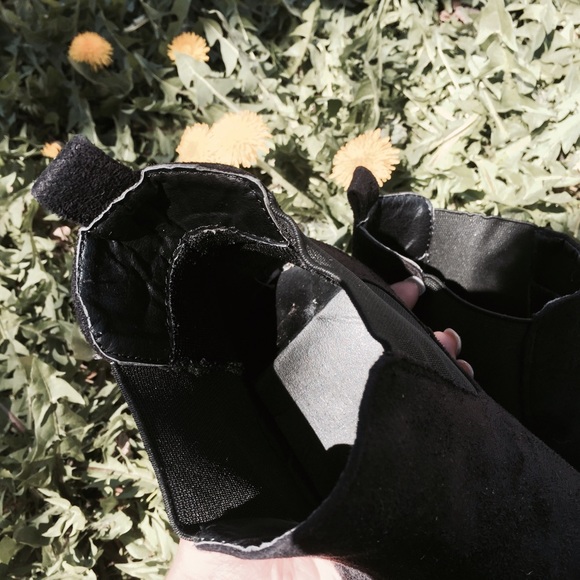 ❗️SOLD❗️Vegan Suede Chelsea boot in black - Picture 3 of 4