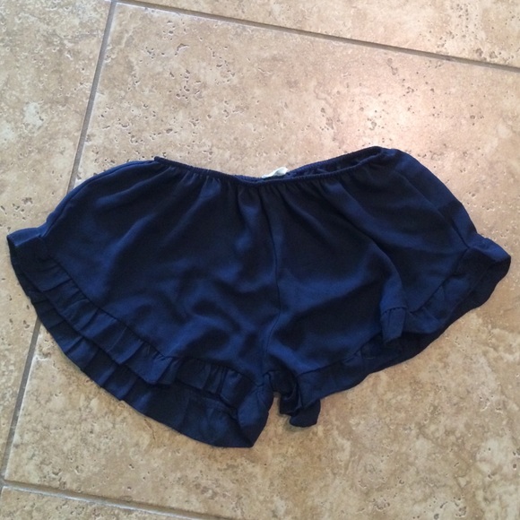 Brandy Melville Pants - Ruffle shorts