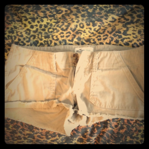 Hollister Khaki Shorts (Never Worn) Brand New