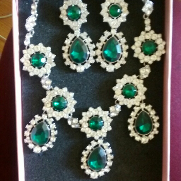 GORGEOUS EMERALD AND DIAMOND JEWELRY SET - Picture 1 of 3