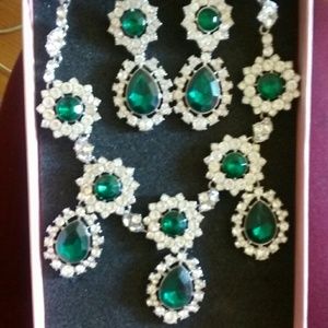 GORGEOUS EMERALD AND DIAMOND JEWELRY SET