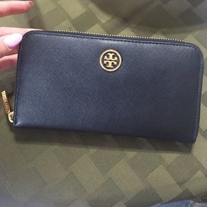 Authentic Tory Burch Robinson wallet