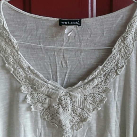 Cream crochet semi cropped butterfly sleeves top - Picture 3 of 4