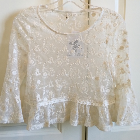 Lace top with adorable ruffles 😍