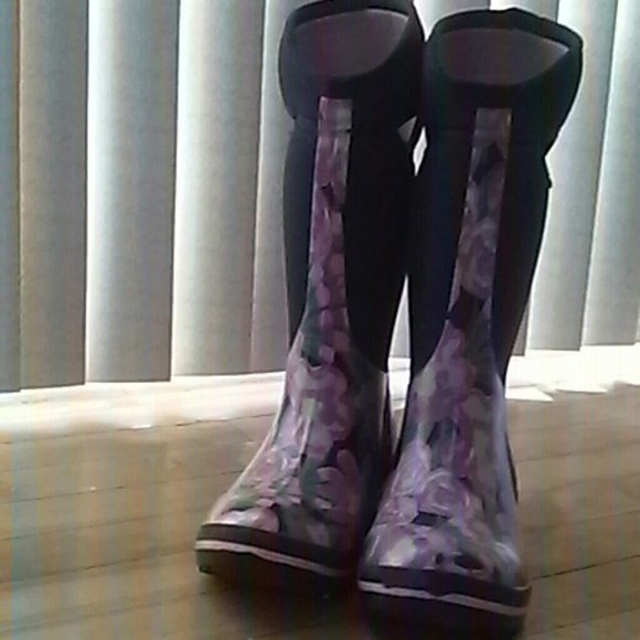 Woman's Size 7 Bogs