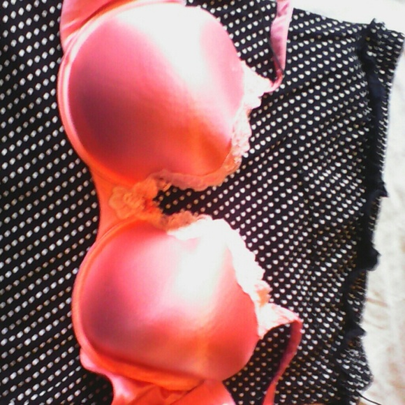 Brand new bra nwot  peach color.