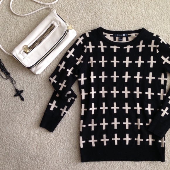 REVERSIBLE CROSSES SWEATER! - Picture 2 of 4