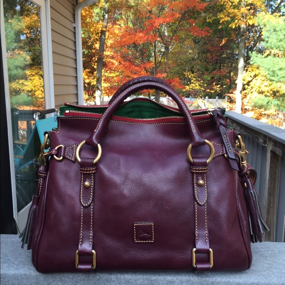 Dooney and Bourke small satchel in Plum💜💜
