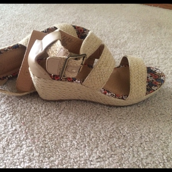 Girls  "Xhileration" tan wedge sandals