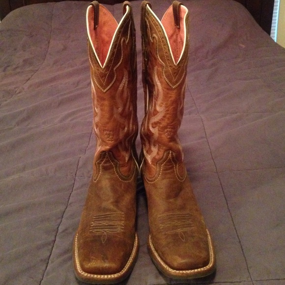 Women's Ariat boots - brown w/ white/pink trim