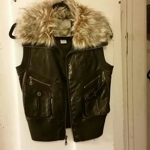 Zip up vest w/ faux fur collar