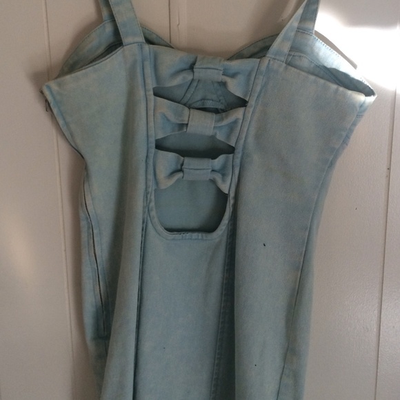 Size small very form fitting - Picture 2 of 4