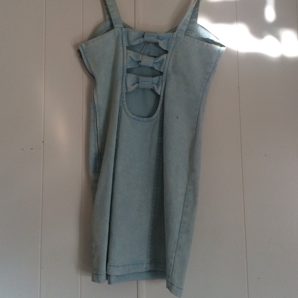 Size small very form fitting - Picture 3 of 4