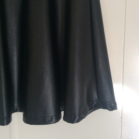 Faux leather skater short skirt - Picture 2 of 4