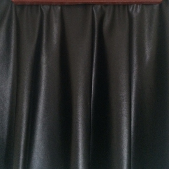 Faux leather skater short skirt - Picture 3 of 4