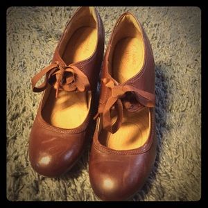 Adorable brown Clarks heels!