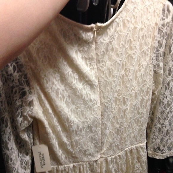 Cream colored dress - Picture 2 of 4