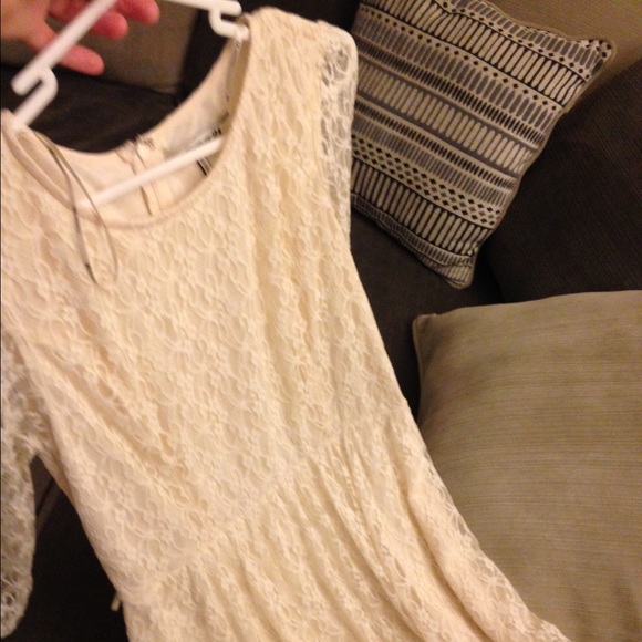 Cream colored dress - Picture 3 of 4