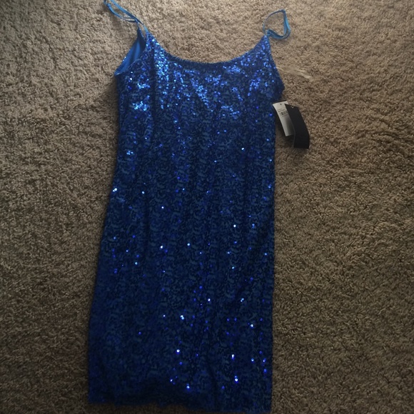 A sparkly blue dress - Picture 1 of 3