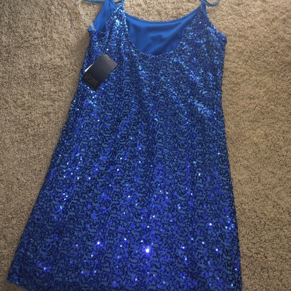 A sparkly blue dress - Picture 3 of 3