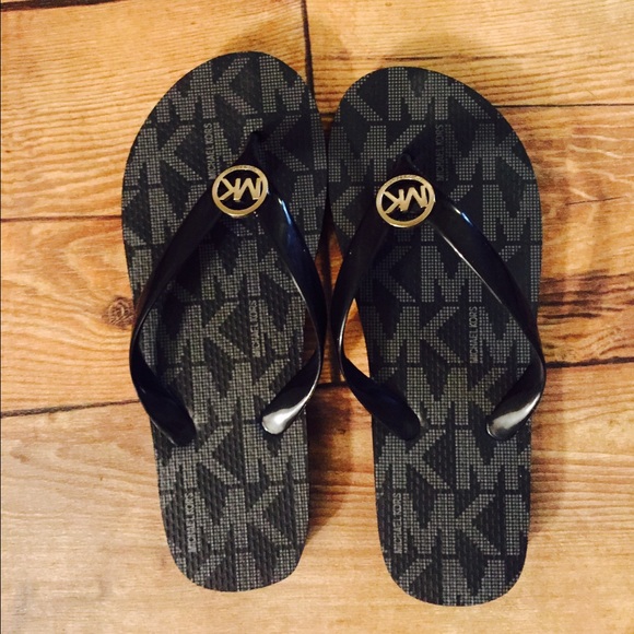Miachel Kors flip flops size 7