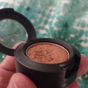 MAC eyeshadow in Amber Lights frost