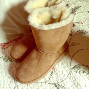 Uggs size 6 in kids no box