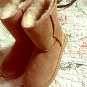 Short chestnut size 6 in kids runs in adult size