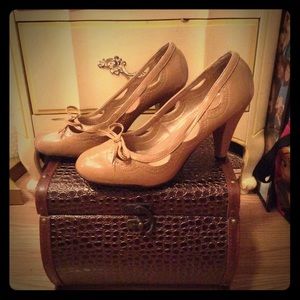 ✨ Nue Options Beige Patent Leather Oxford Heels ✨