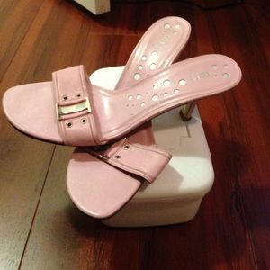 Bubble gum pink low sandals