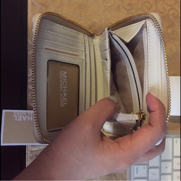 Authentic MK Vanilla Monogram Medium Size Wallet - Picture 4 of 4