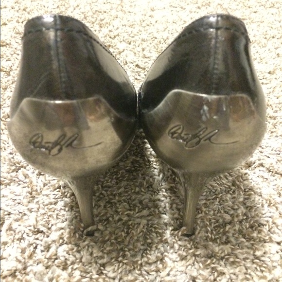 Donald Pliner Pointed Toe Heels in metallic Black
