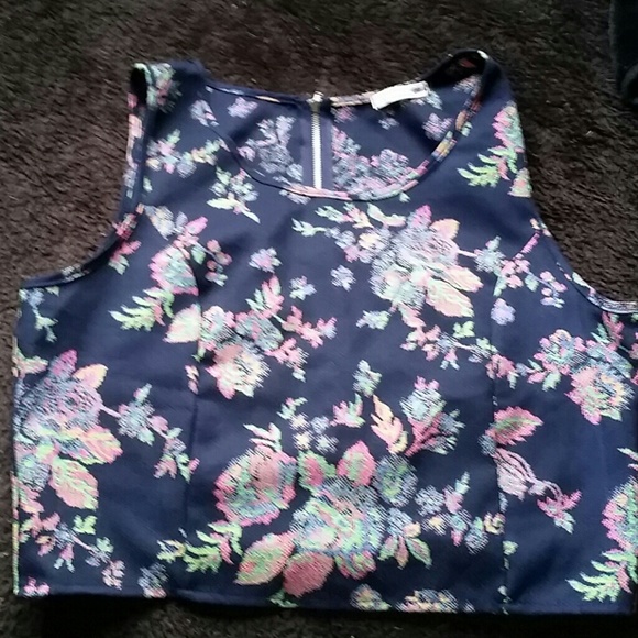 Crop top - Picture 1 of 3