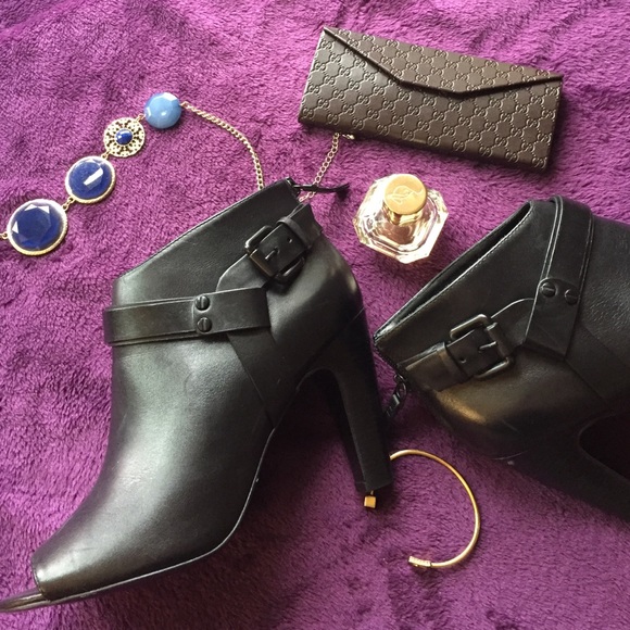 Vince Camuto Shoes - Vince Camuto FINAL MARKDOWN Signature Booties