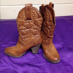 Light brown boots with heel