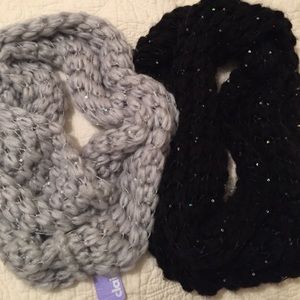Lot of 2 winter infinity scarves