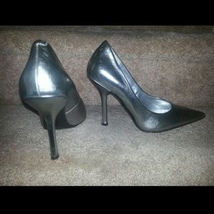 Guess Cyrano Metallic Pumps