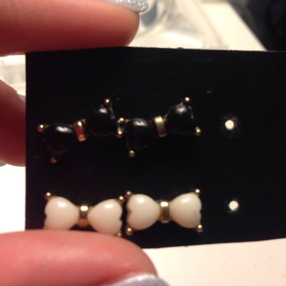 Bow earrings