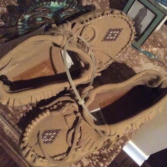 Urban Outfitters Shoes - Urban Outfitters Manitobah Tan Trapper Moccasins