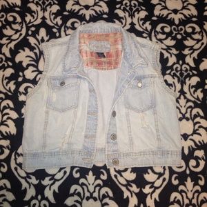 Very cute light wash denim vest!