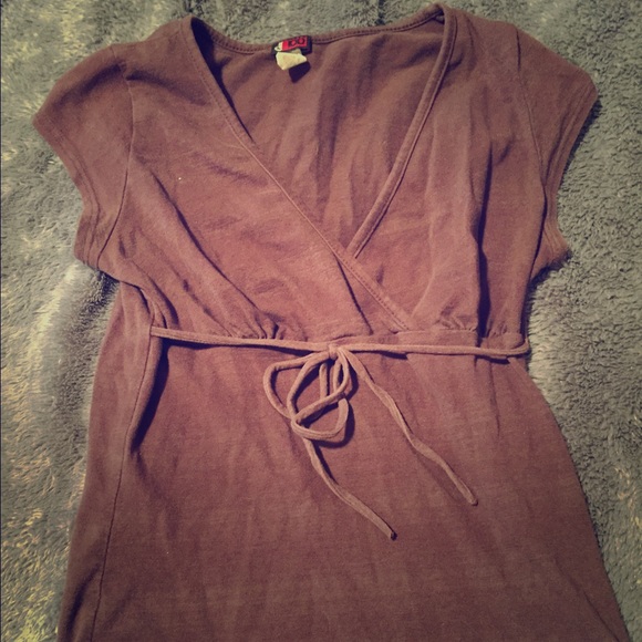 🌺 little brown top with tie around the back
